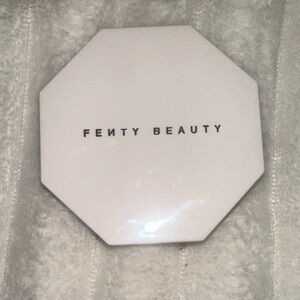 Fenty Beauty highlighter 🤍